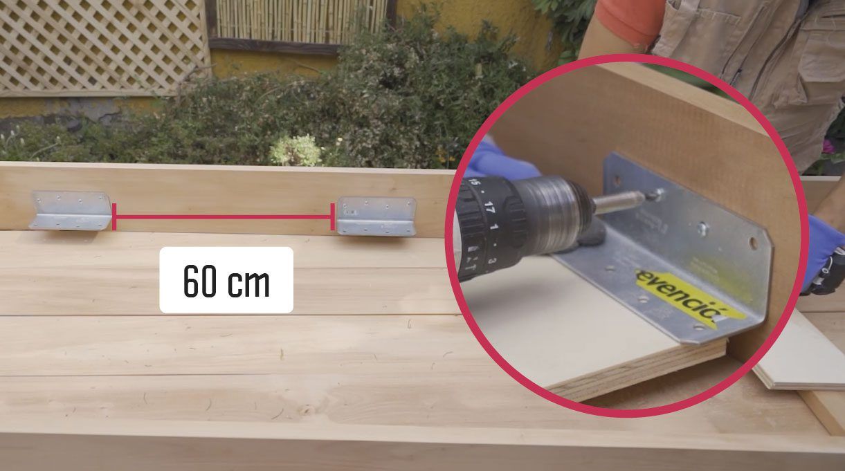 Dos uniones, entre ellas 60 cm. Atornilla las escuadras con tornillos de 1”.