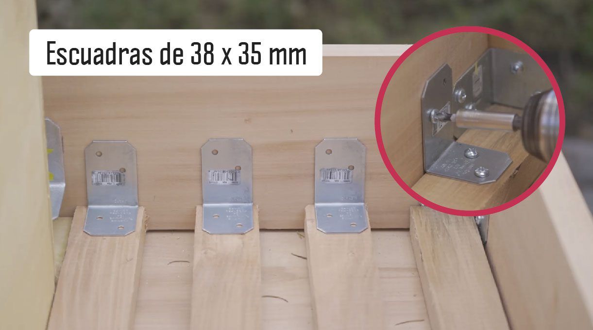 Se fijan los travesaños con escuadras de 38 x 35 mm y tornillos.