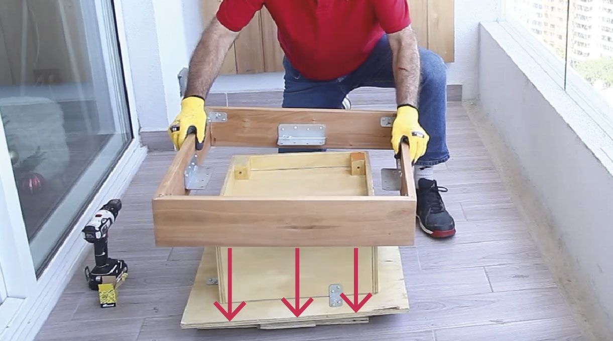 Cajón estructural del sillón pequeño con la superficie hacia abajo