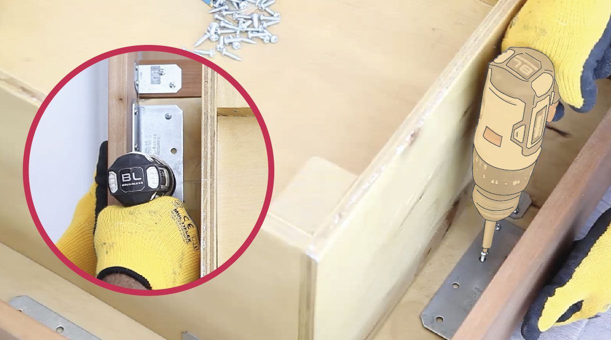 Atornilla cada una de las escuadras al cajón, utilizando tornillos de 1”