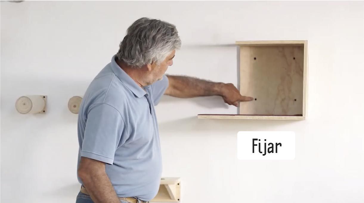 Fijar la repisa escondite a la pared
