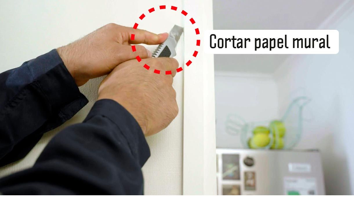 Repasar el borde de la moldura con un cuchillo cartonero para cortar el papel mural pegado a ésta.