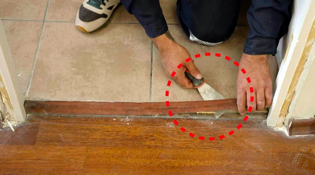 Usar el formón para hacer palanca y sacar el vano