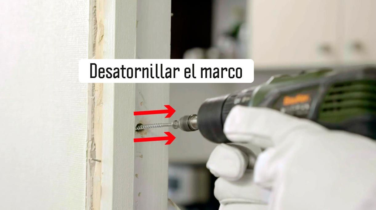 Desatornillar el marco