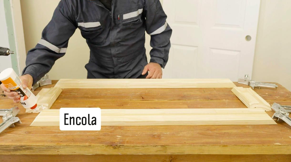 Encola la madera de la ventana