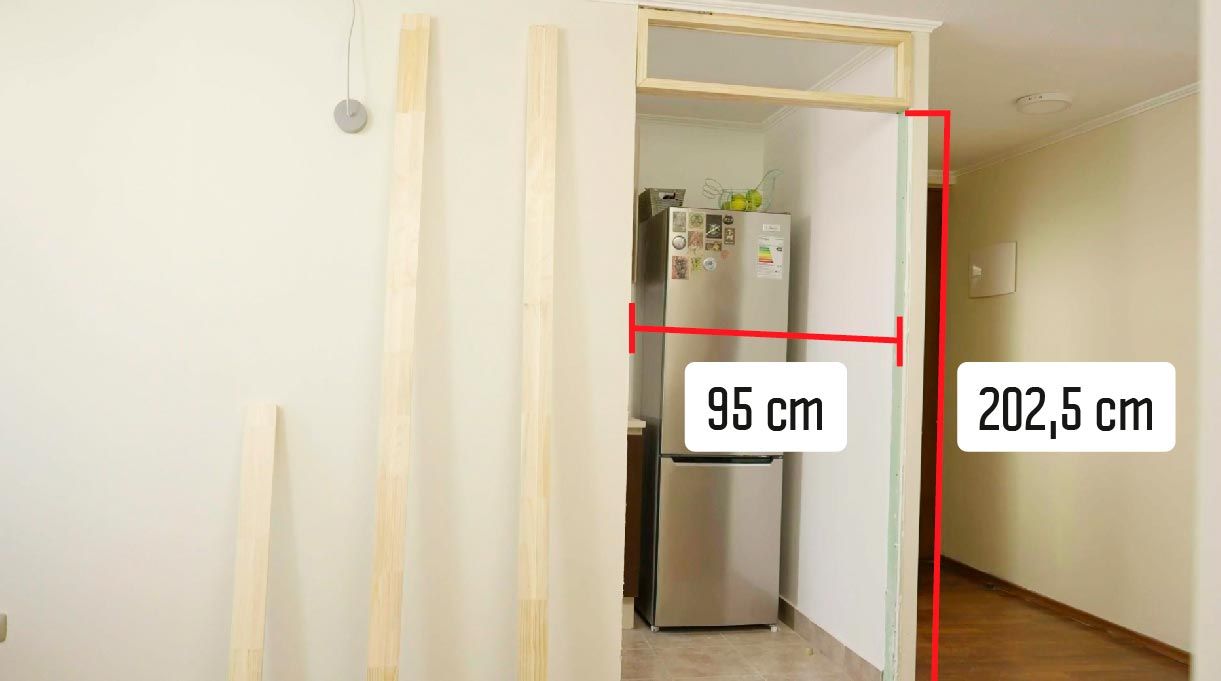 El marco: el horizontal mide 95 cm y los verticales 202,5 cm.