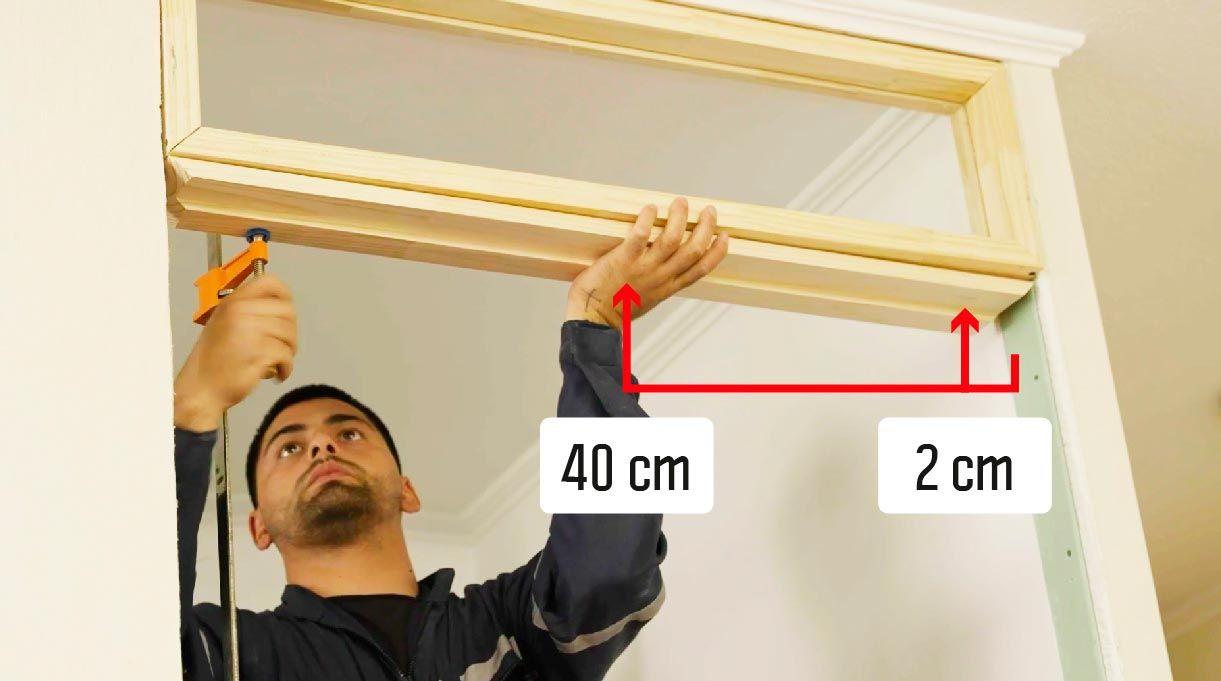 Fíjar con tornillos para madera colocando el primero a 2 cm del borde y luego, cada 40 cm.