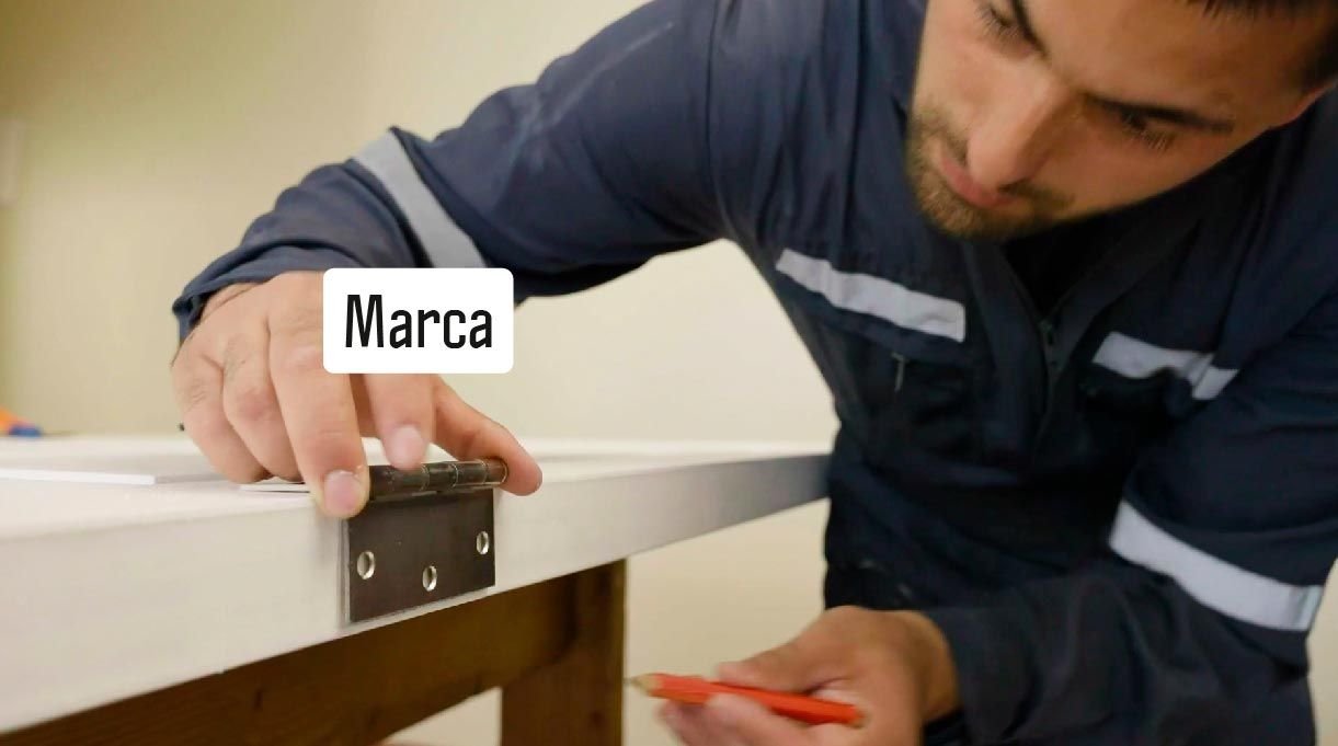 Marca la posición de las bisagras