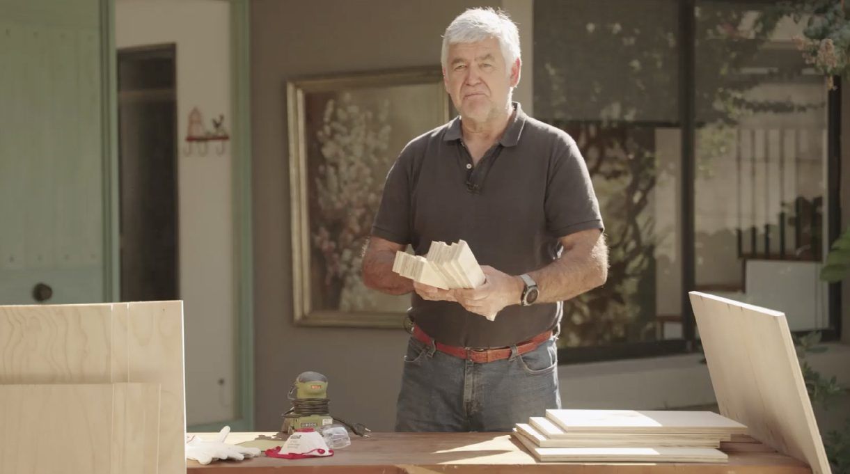 Alejandro Tardel con todas las piezas del clóset