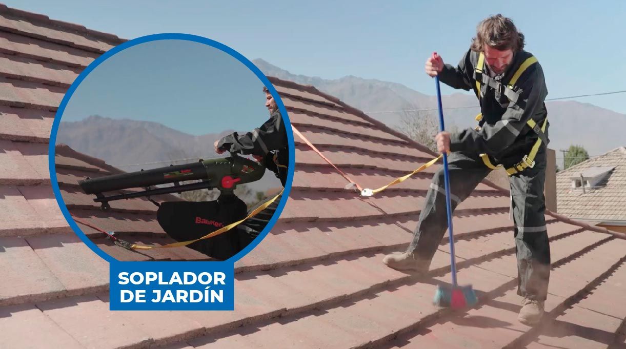 Limpiar las tejas. Soplador de jardín.