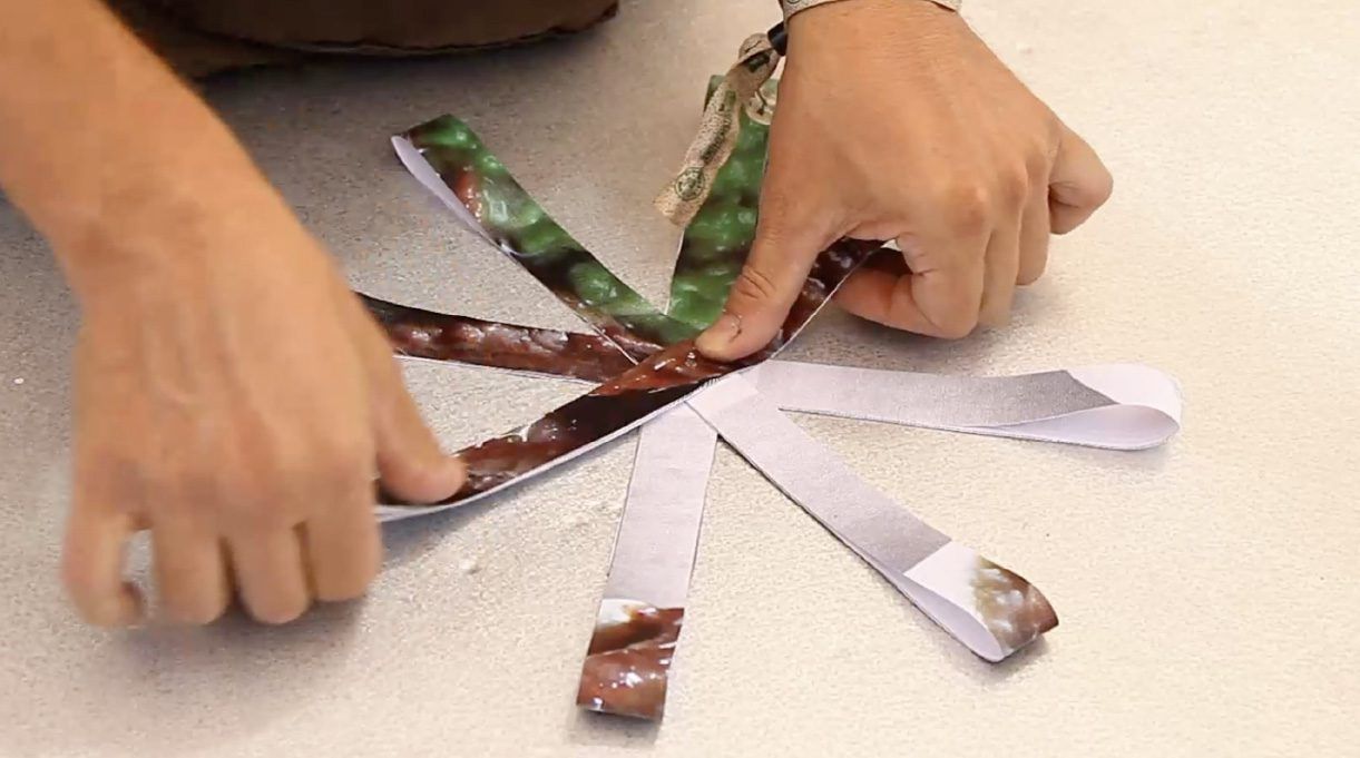 Unir todas las cintas con un remache