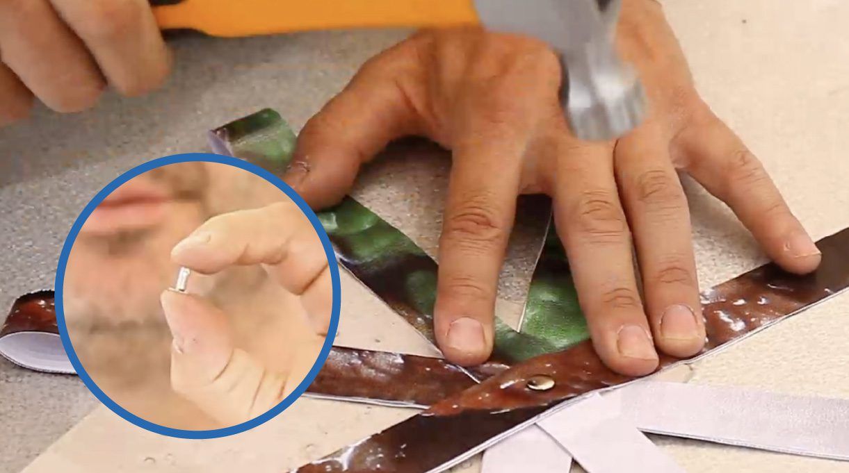 Fijar las cintas con un remache