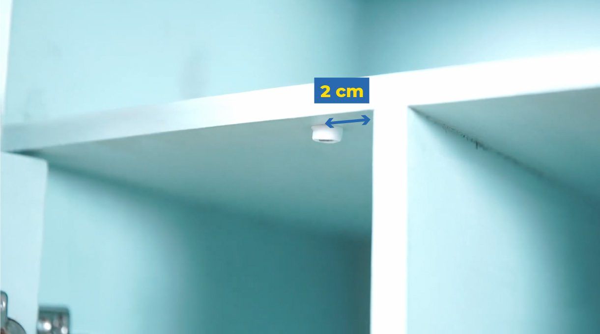 Tope de repisa a 2 cm del borde superior