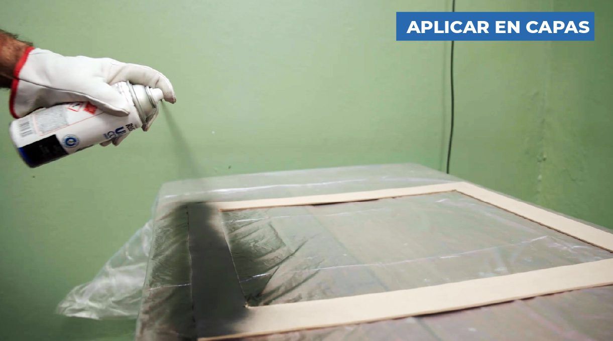 Pintar marcos con spray negro en capas