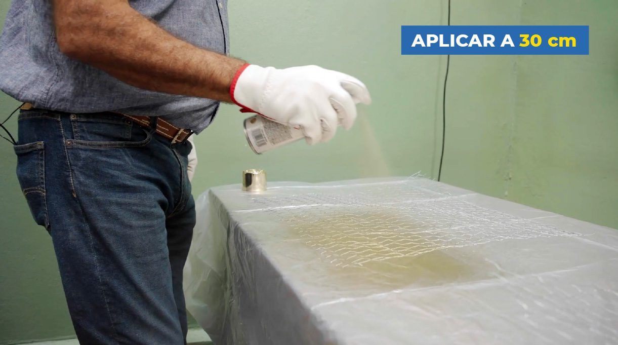 pintar malla con pintura spray a 30 cm de distancia