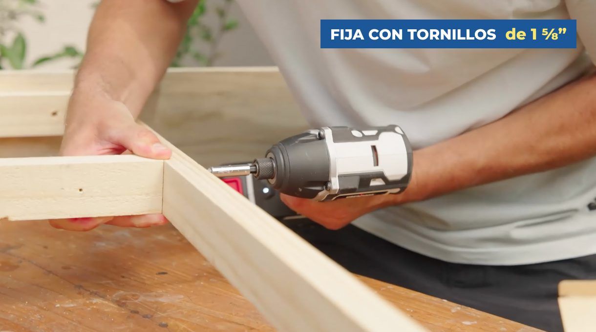 fijar con tornillos