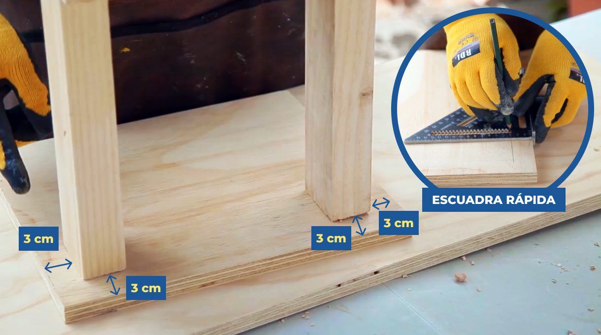 con escuadra rápida, marca a 3 cm de los bordes para instalar las patas