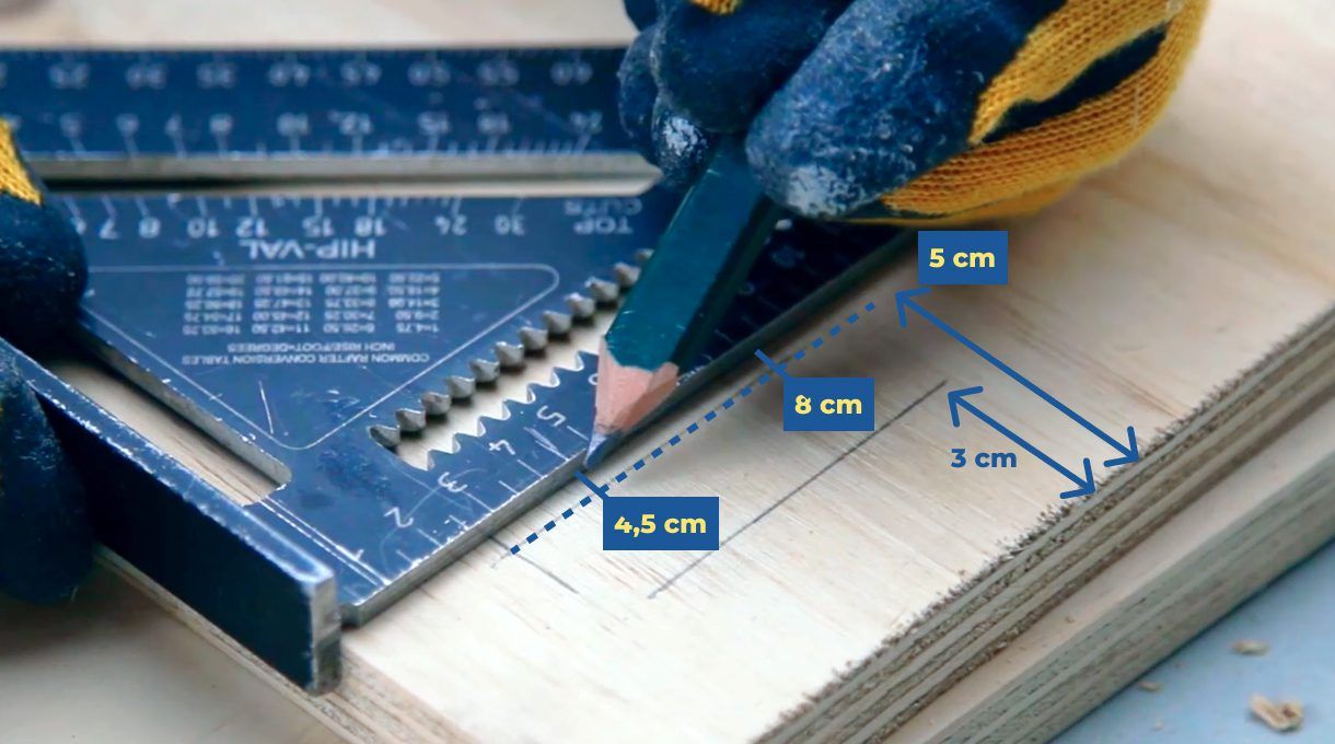 con escuadra rápida haces una segunda línea a 5 cm del borde y luego en esa línea marcas la. posición de los tornillos a 4,5 y 8 cm. del borde