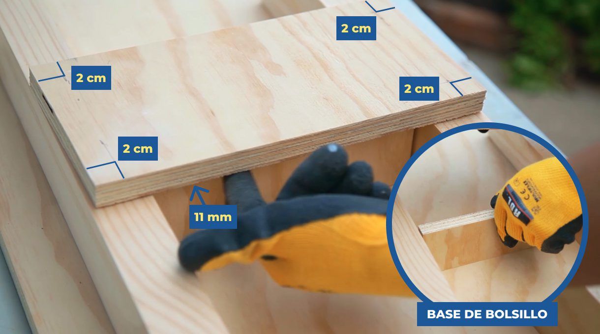 marca a 2 cm de los bordes para hacer las perforaciones