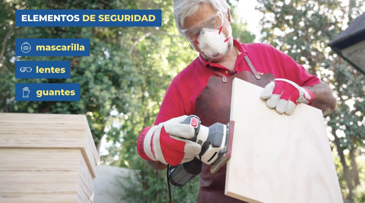 Con elementos de protección personal lija las superficies