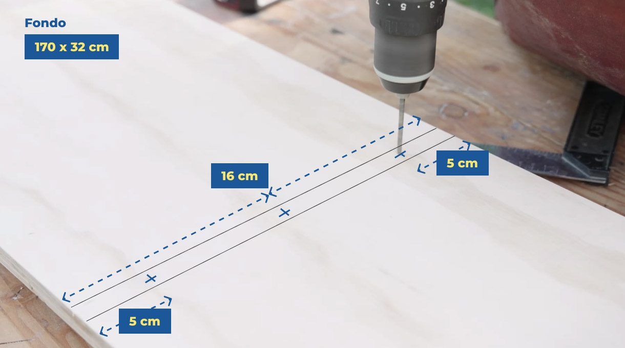 marca 5 cm de los bordes, y al centro a 16 cm