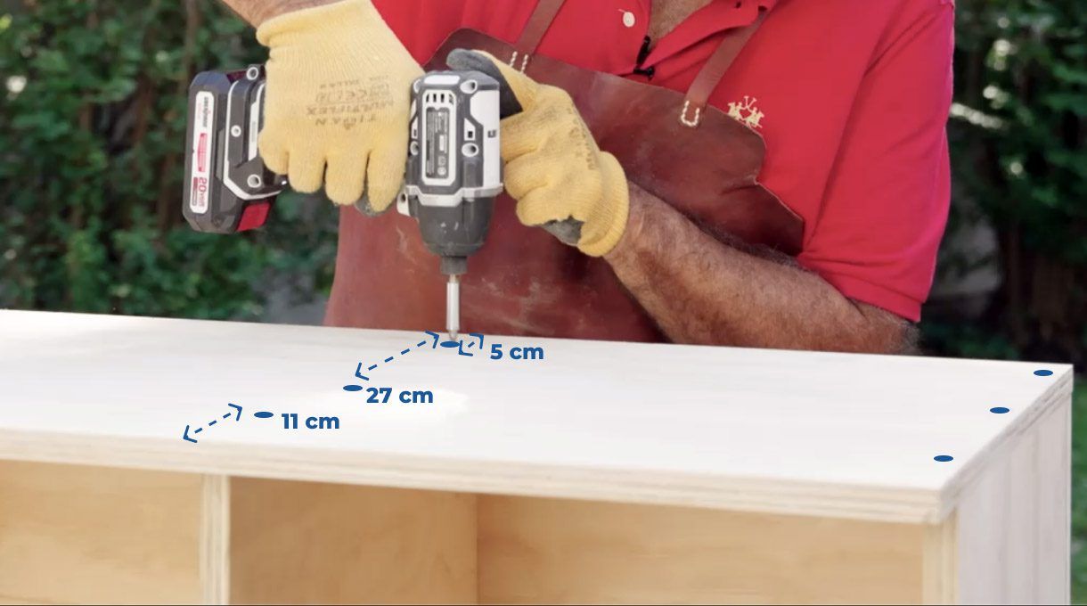 marca y atornilla a 5 cm del fondo, a 27 cm del fondo y a 11 cm de frente