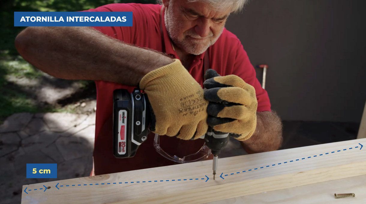 atornilla otras 3 fijaciones intercaladas a lo largo del larguero