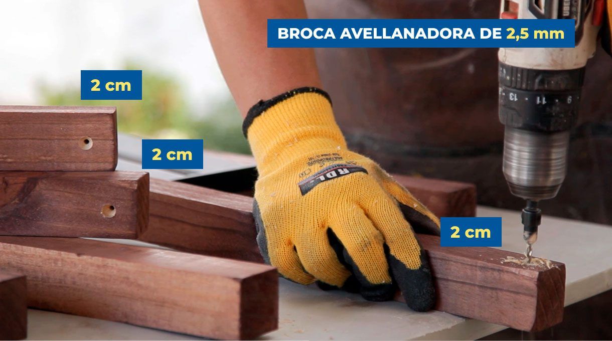 Perforación de los trozos de madera para el zapatero