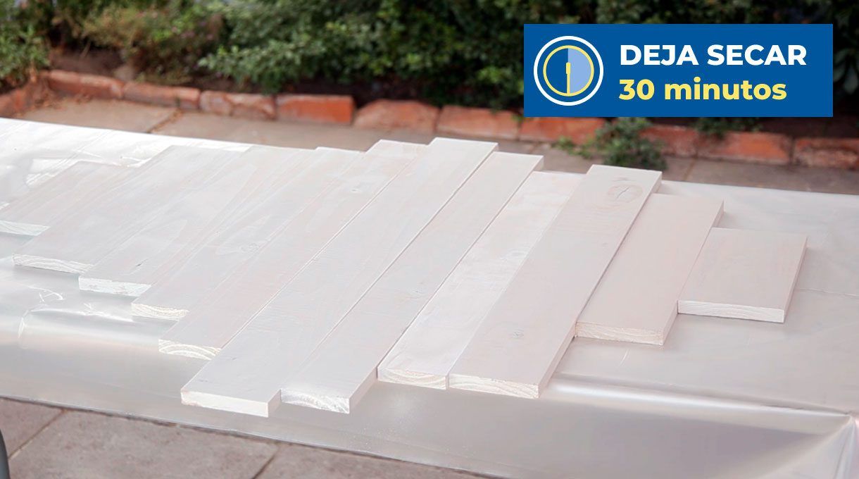 Cortes de madera pintados de blanco, secando.