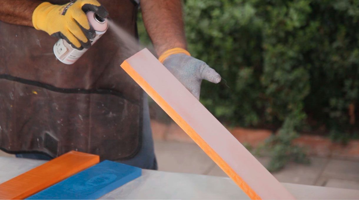 Pintado con spray de las maderas para el perchero.