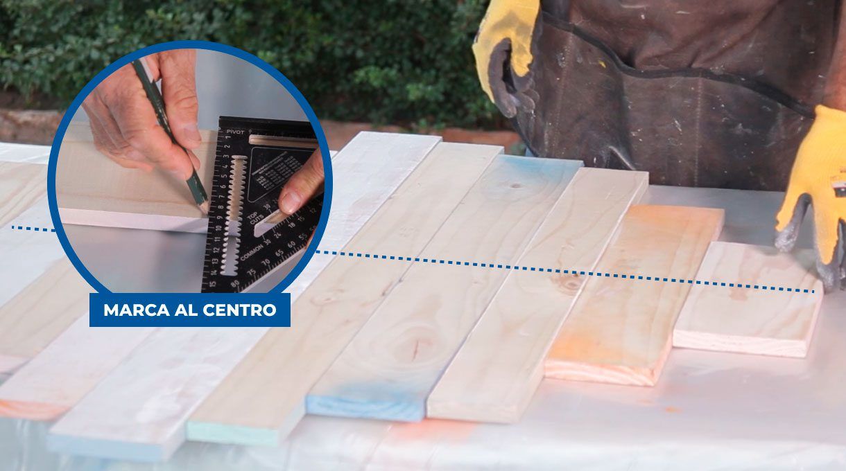 Marca del centro de las tablas para el perchero.
