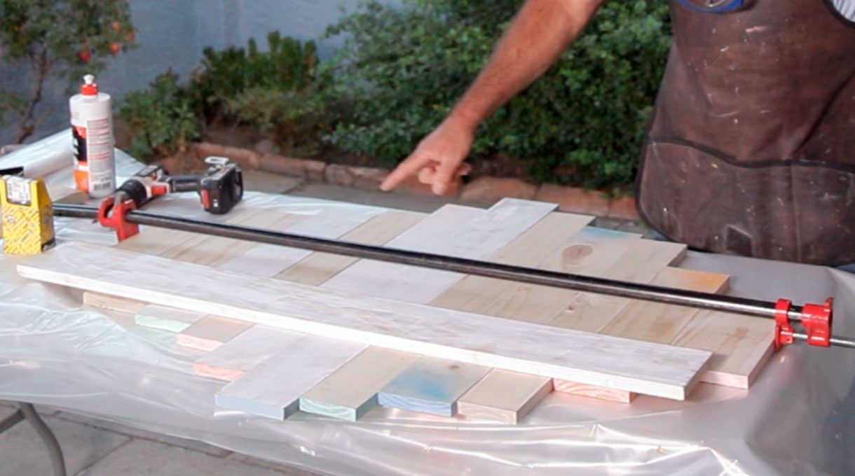 Uso de prensa para presionar las tablas del perchero entre sí.