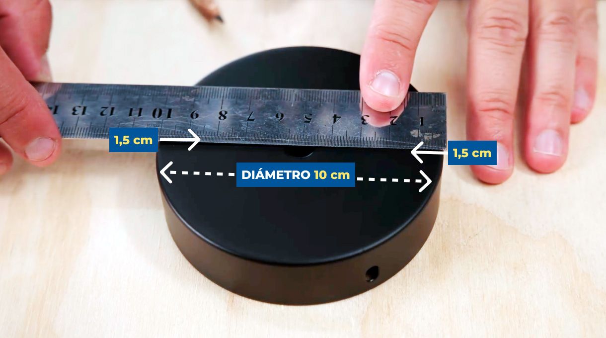 Medición con regla del baldaquín de la lámpara