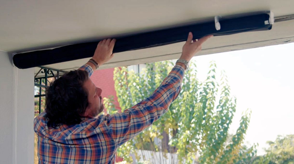 Instalación de cortinas roller para cierre de terraza