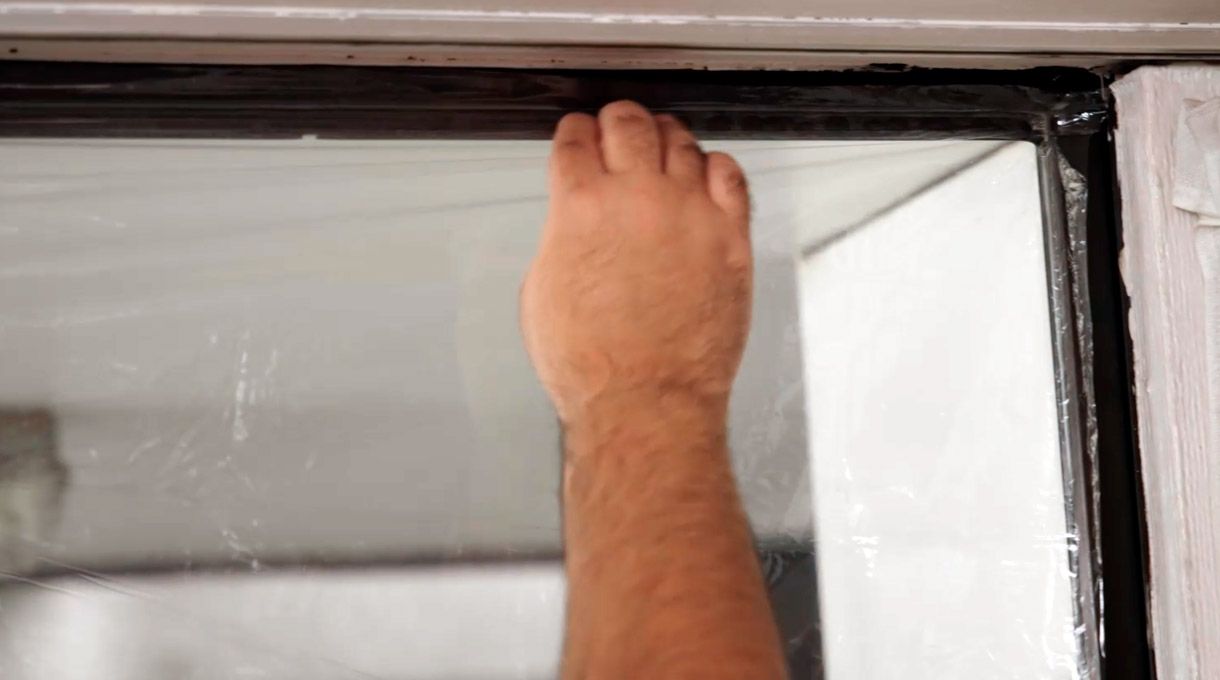 Pegado del aislante térmico thermo cover en ventana