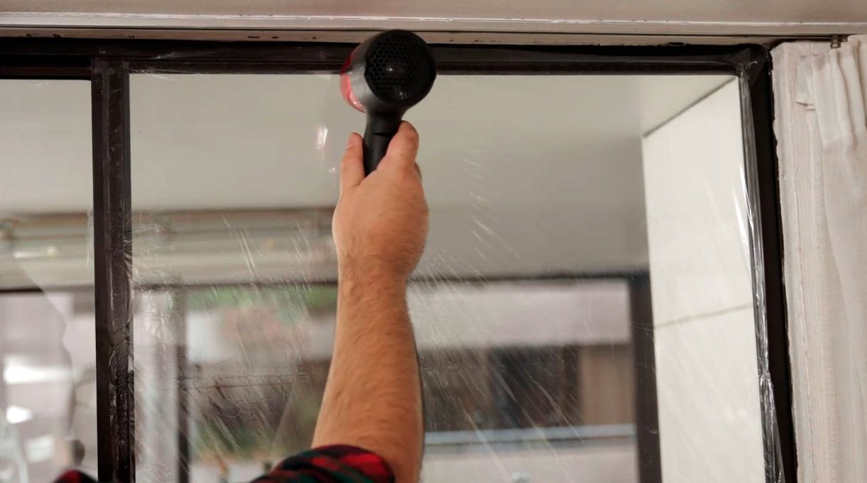 Pasar un secador de aire caliente por el cobertor térmico