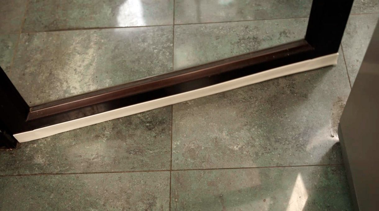 Instalación de burlete flexible doble rollo en puerta como aislante