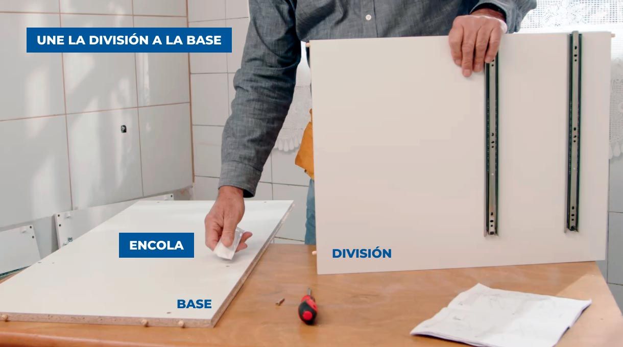 Unión de la división a la base del mueble