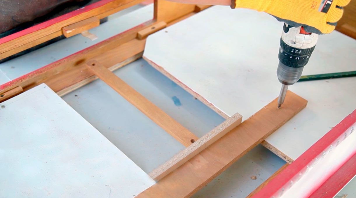 Unión de la guía para cajón al soporte del porcelanato