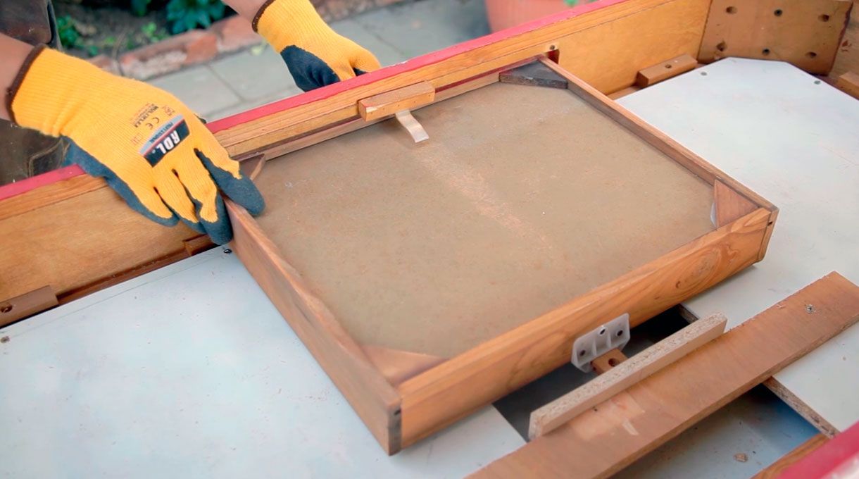 Cajón introducido en la mesa de centro