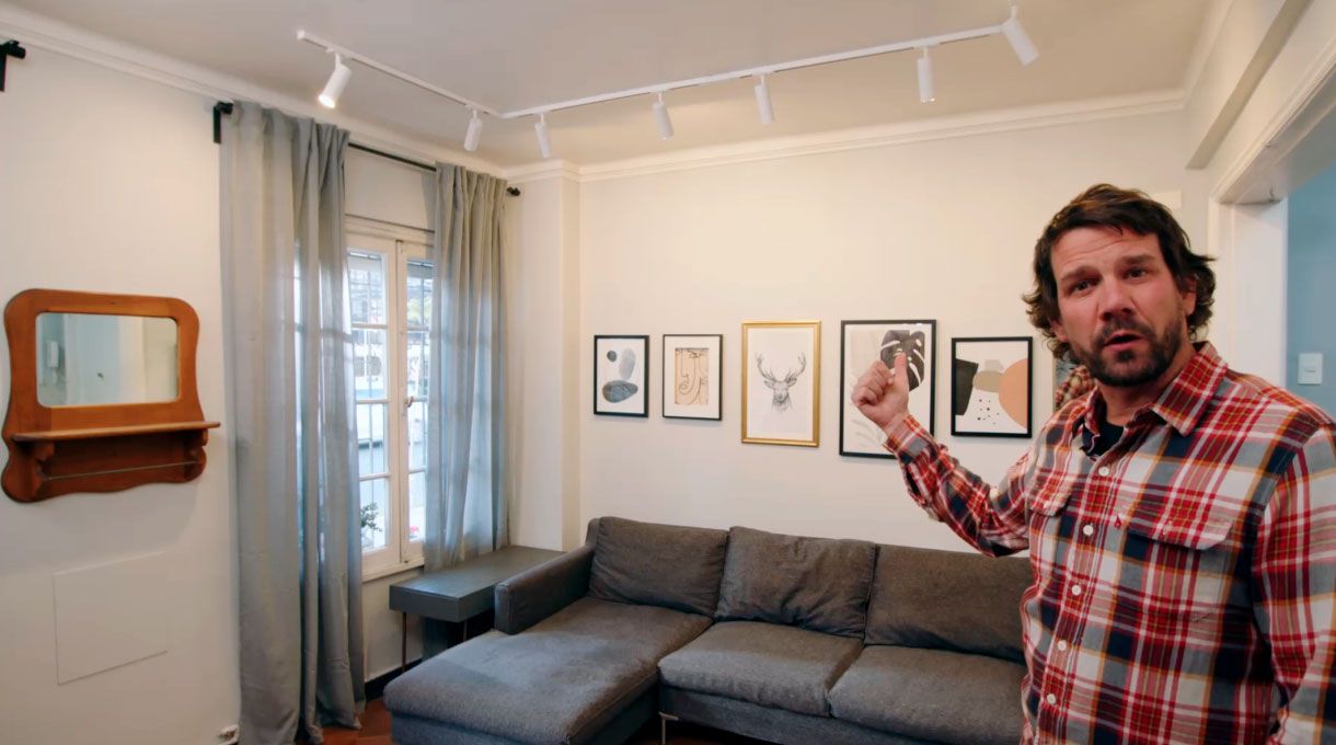 Decoración con cuadros, espejos e iluminación