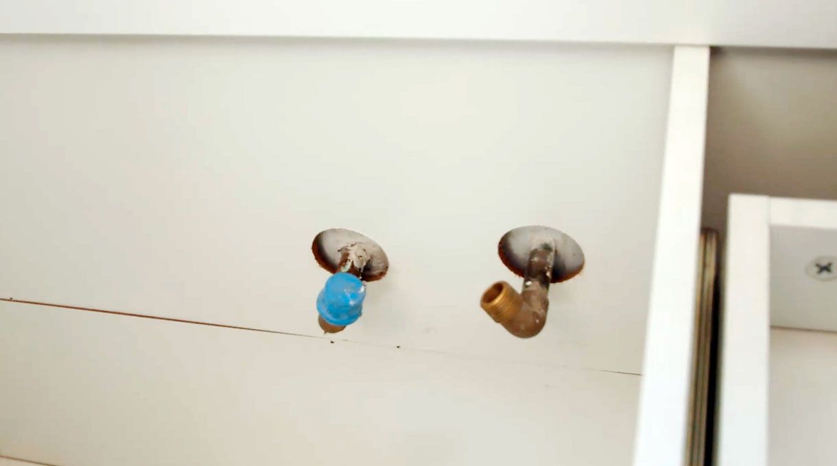 Cañerías de agua en perforaciones hechas en el mueble