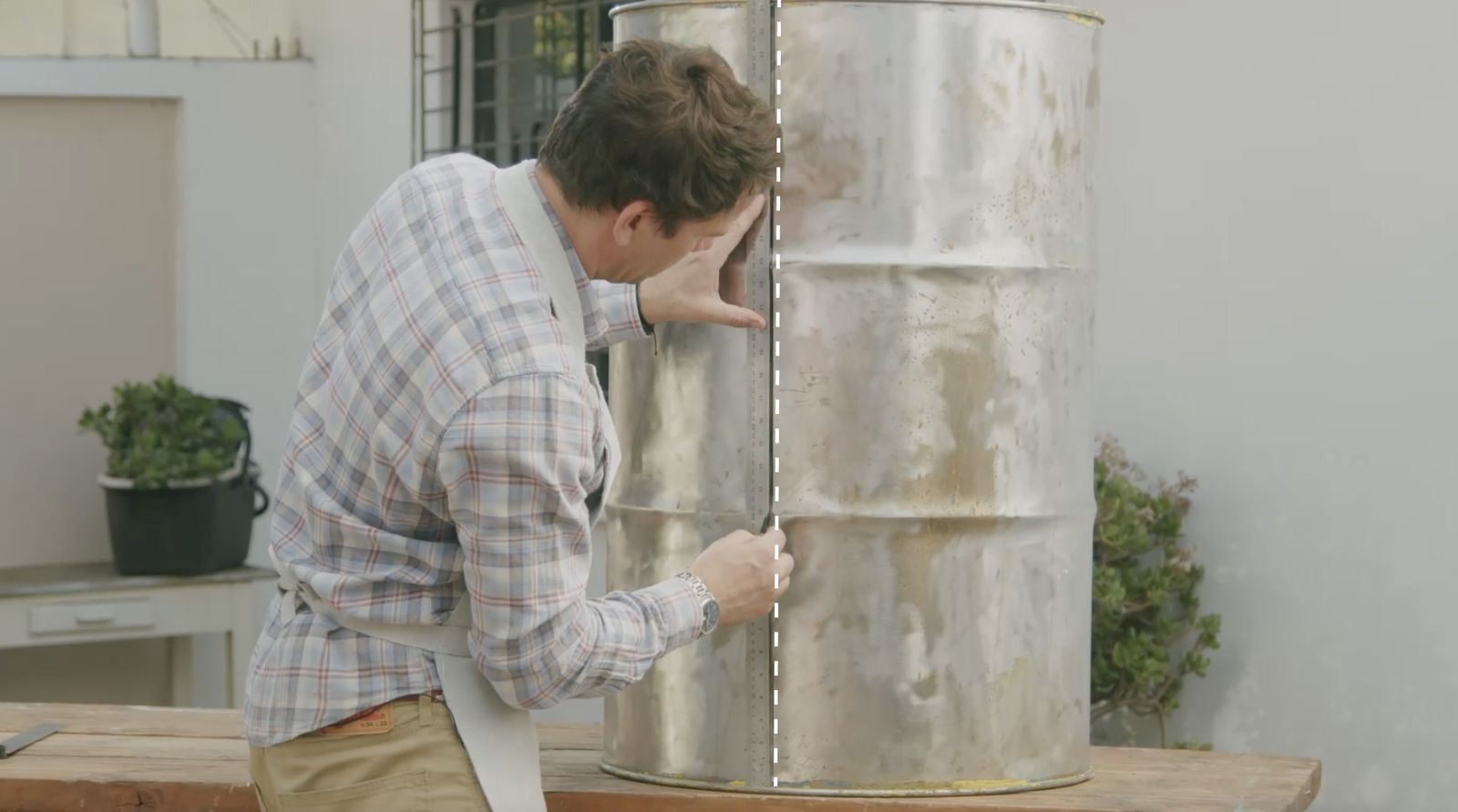 Línea guía vertical para hacer puertas de la parrilla horno