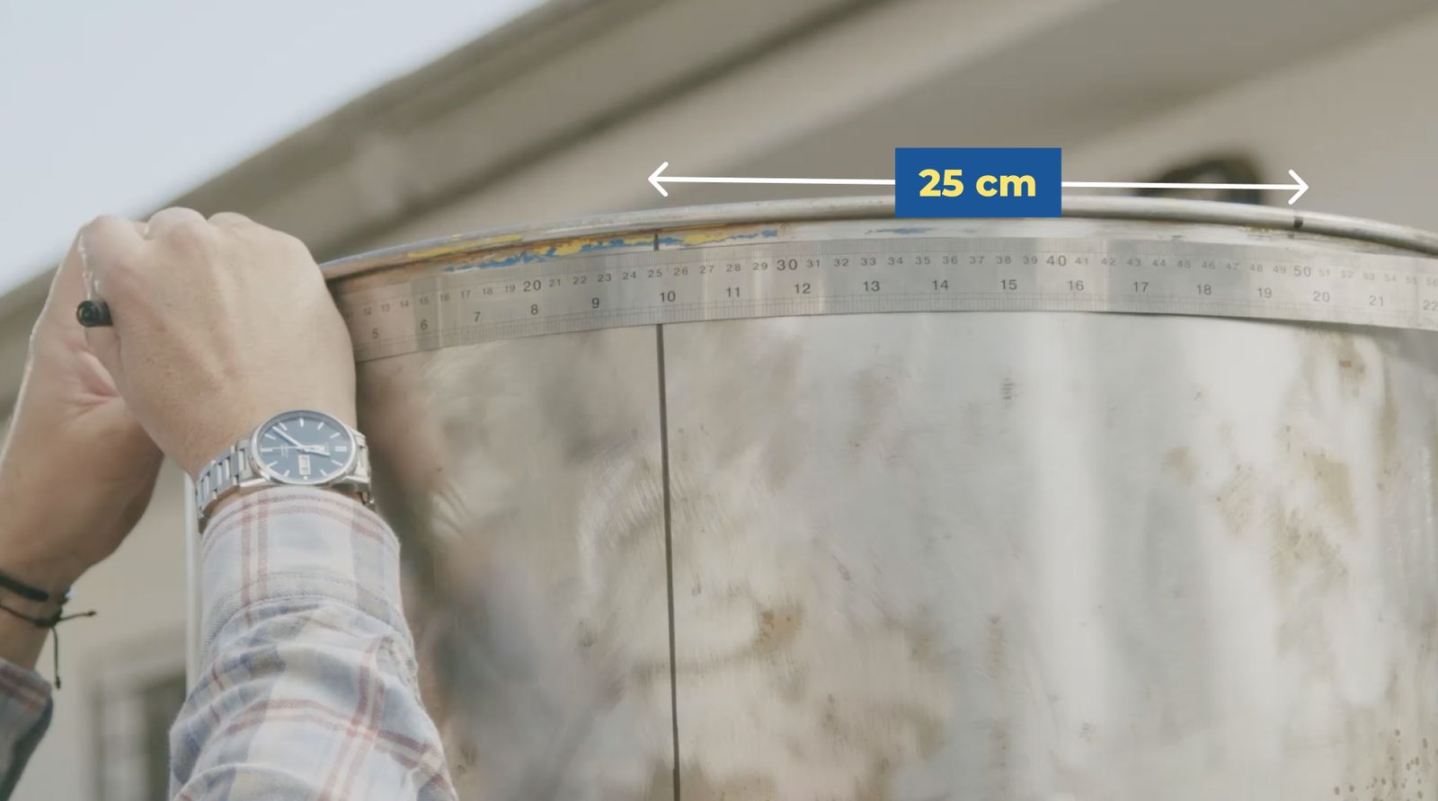 Medición de 25 cm en el borde superior del tambor