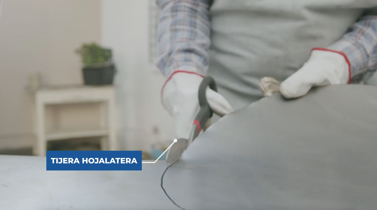Corte de latón con tijera hojalatera