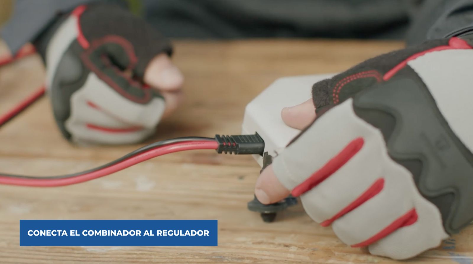 Conexión del combinador y el regulador del panel solar