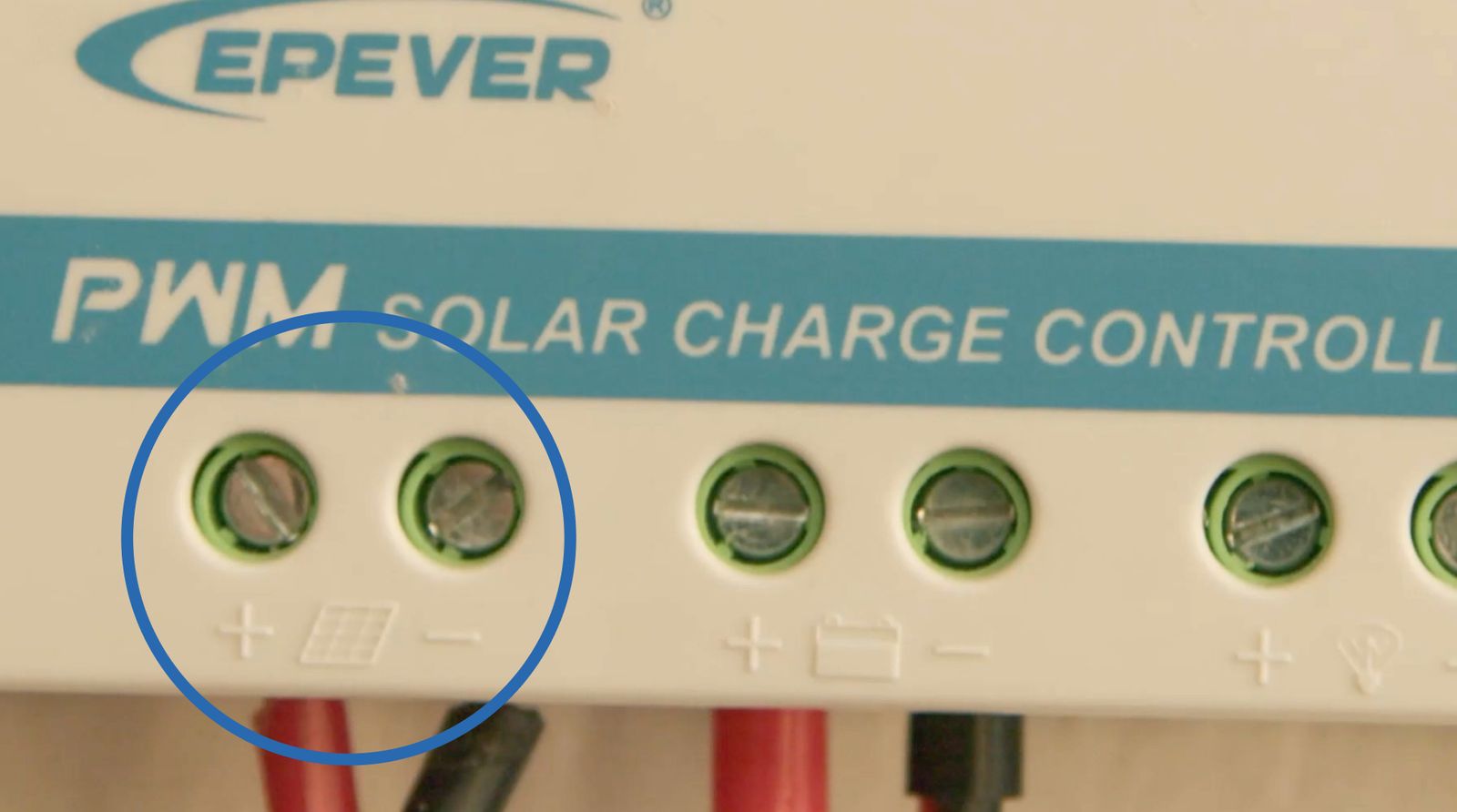 Símbolo de panel solar en el regulador