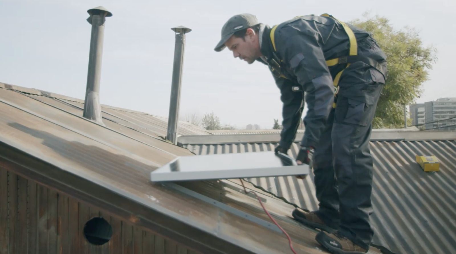 Instalación de panel solar en techo