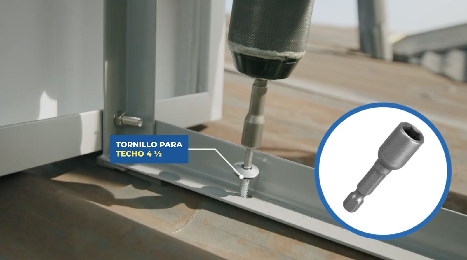 Atornillado del panel solar en el techo