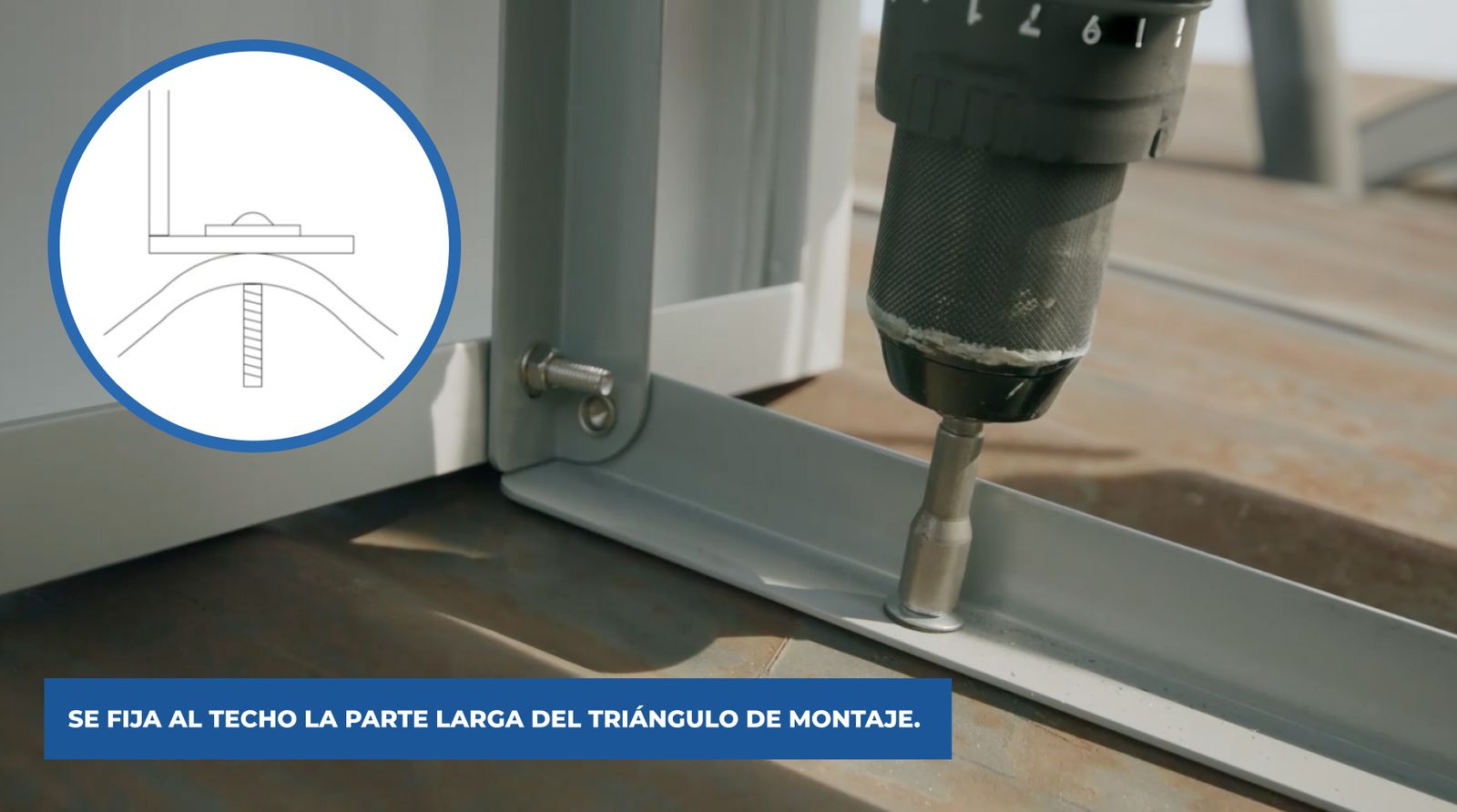 Atornillado del panel solar en el techo